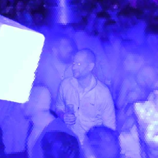 Mann in der Menge, verschwommen, Fahndungsfoto