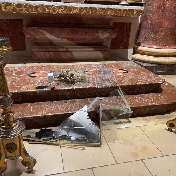 Zerstörtes Kunstwerk in der Jesuitenkirche.