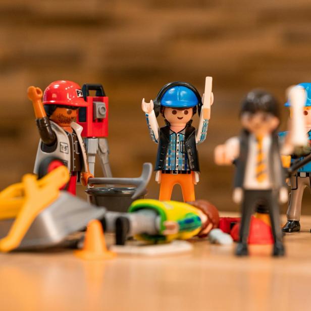 Eine Gruppe von Playmobil-Spielzeugfiguren steht auf einem Tisch