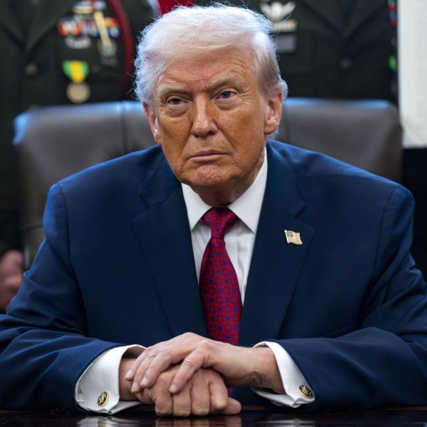 Trump presents new Mexican Border Defense Medal at White House ceremony