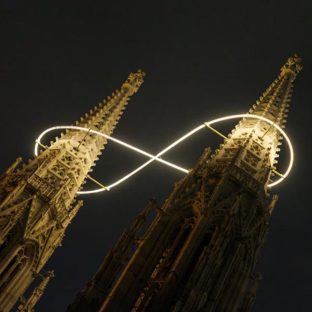Votivkirche mit Lichtinstallation "Unendlichkeit". 