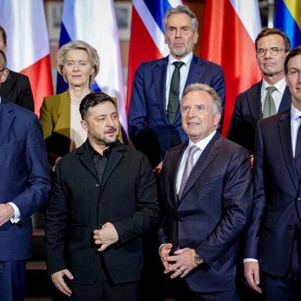 Meeting with European heads of state and government, together with representatives of the EU and NATO, at the Chancellery in Berlin