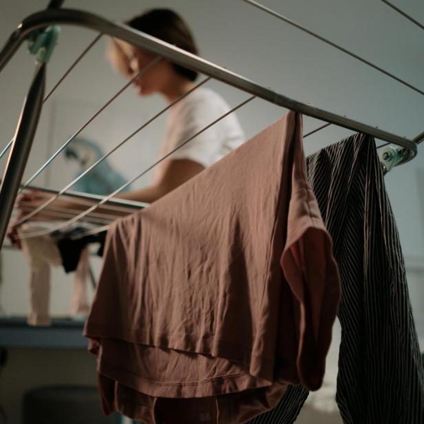 Frau hängt Wäsche ab