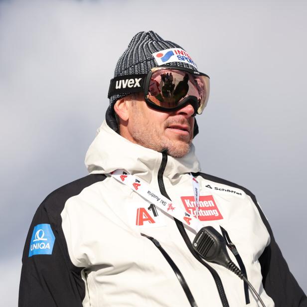 Frauen-Cheftrainer Roland Assinger beobachtet das Geschehen.