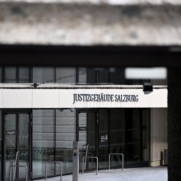 Das Justizgebäude Salzburg ist durch eine teilweise verdeckte Fassade zu sehen.