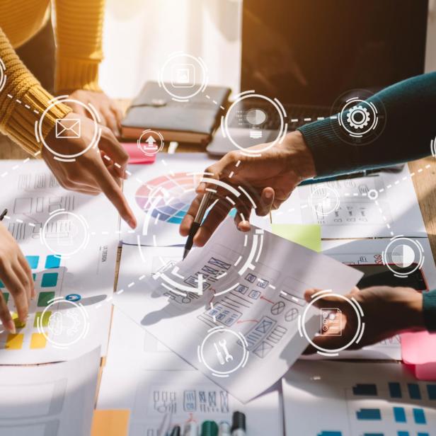 Mehrere Personen arbeiten gemeinsam an Design- und Farbschemata, umgeben von digitalen Symbolen für Technologie und Kommunikation.