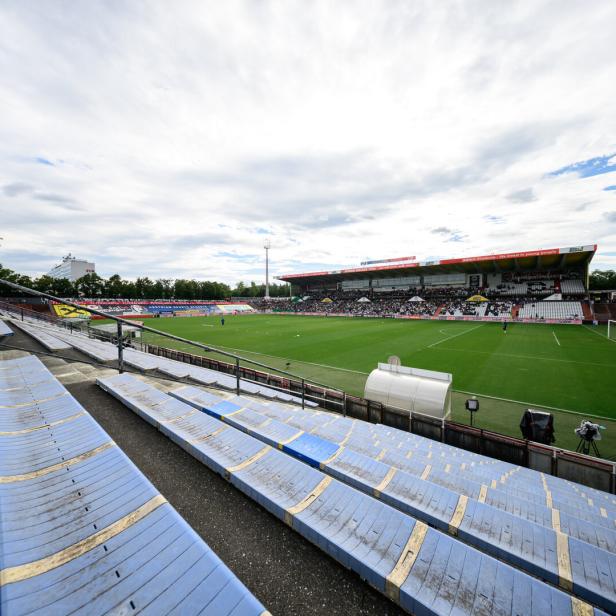 ++ THEMENBILD ++ SPORT / MANNSCHAFTSSPORT / FUSSBALL / STADION / FANS