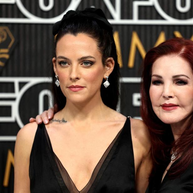 Riley Keough und Priscilla Presley posieren vor einem Hintergrund mit dem FOX-Logo.