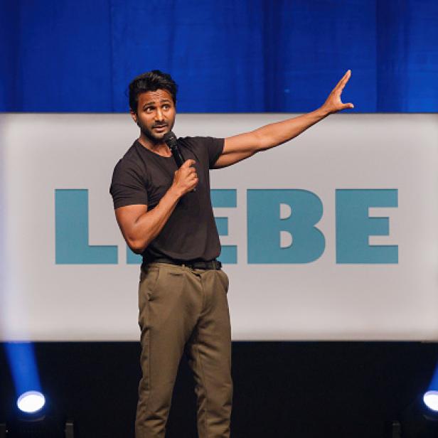 Kattilathu auf der Bühne mit Mikrofon