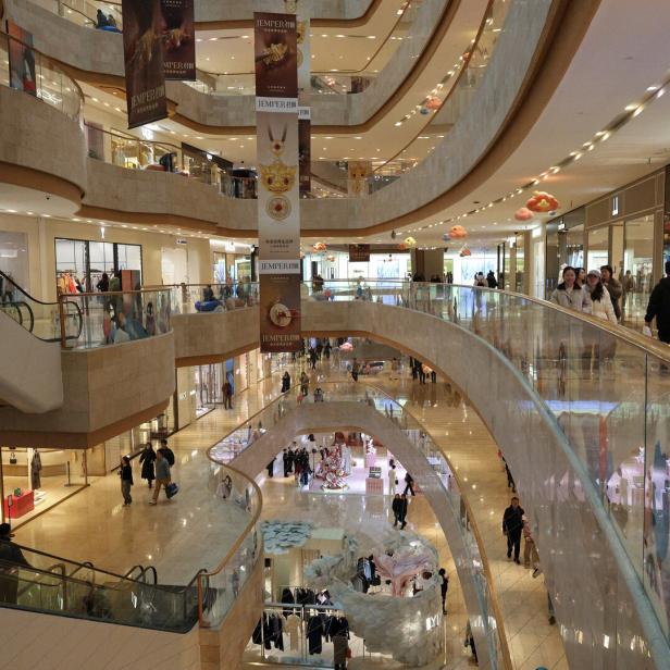 Menschen spazieren durch ein Einkaufszentrum 