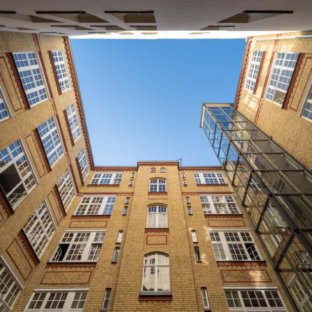 Hof in einem Wohnbau mit Außenlift