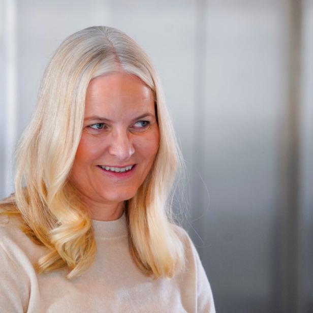 Prinzessin Mette-Marit im weißen Pullover und lächelnd