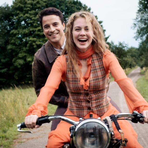 Miss Sophie: Szenenbild aus der Vorgeschichte für Dinner for One.