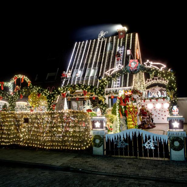 Einfamilienhaus mit üppiger Weihnachtsbeleuchtung.