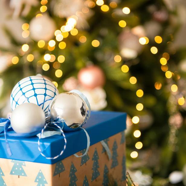 Weihnachtsgeschenk und Christbaum