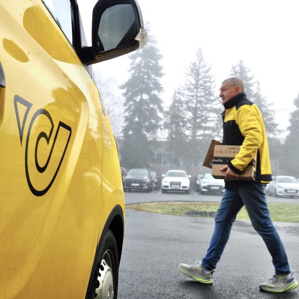 Zeigt Briefträger bei Arbeit.