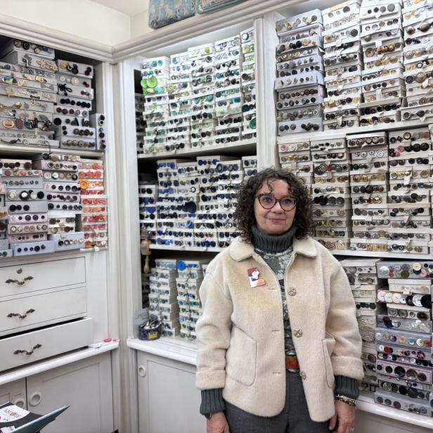 Martina Schrutka steht in ihrem Geschäft vor einer Wand voller Knöpfe.