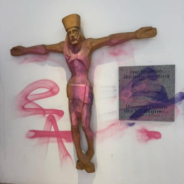 Beschmiertes Kruzifix.