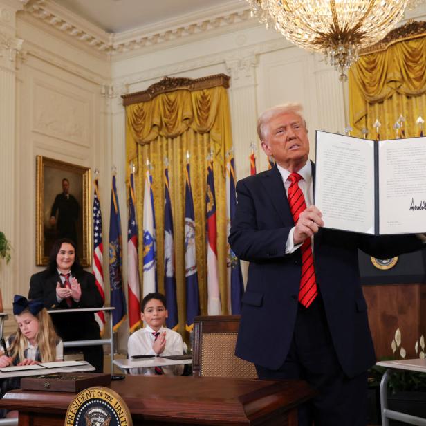 Donald Trump zeigt seine Unterschrift unter einen Präsidialerlass