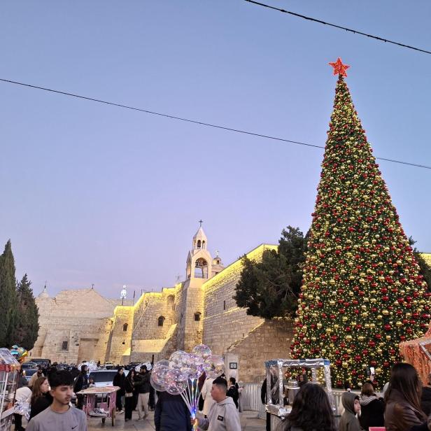 Der Christbaum in Bethlehem vor der Geburtskirche ist heuer wieder erleuchtet