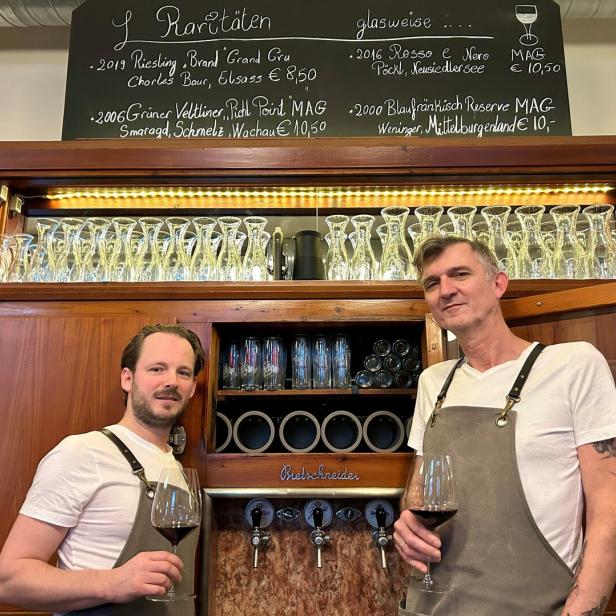  Klaus Silberbauer (li.) und Jürgen Sattler stehen vor der alten Schank in  ihrem neuen Wirtshaus