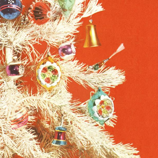 Ein Christbaum behängt mit Schmuck