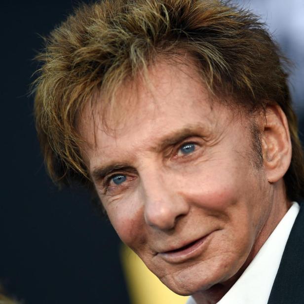 Nahaufnahme von Barry Manilow mit blondem Haar und blauen Augen.