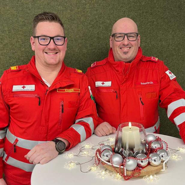 Die Notfallsanitäter Dominik Kaiser (li.)  und Christian Schuster  in Dienstuniform. 