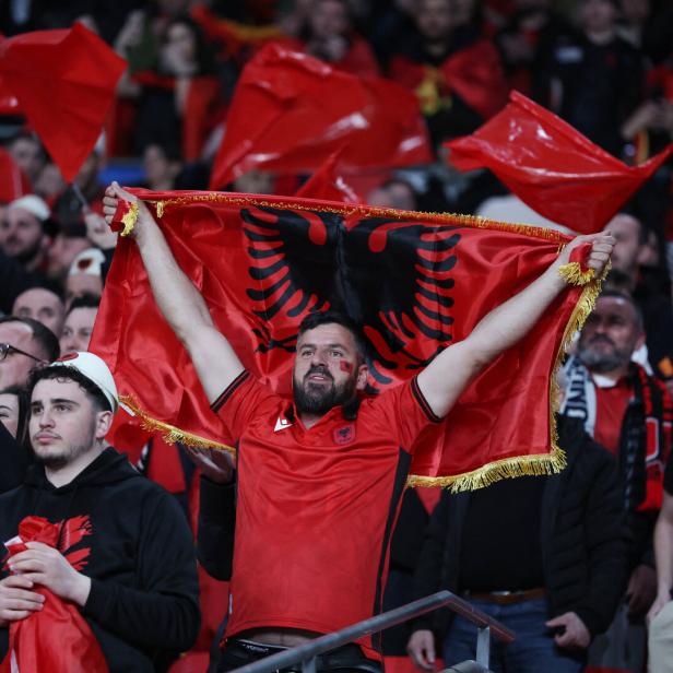 Albaner schwenken ihre Fahne
