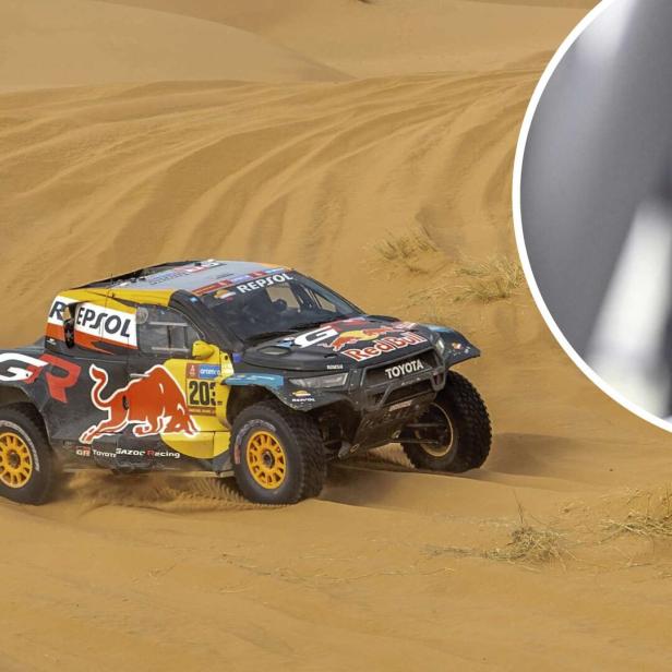 Ein Auto mit Red-Bull-Logo fährt durch den Sand. Mark Mateschitz ist im kleinen Bild zu sehen.