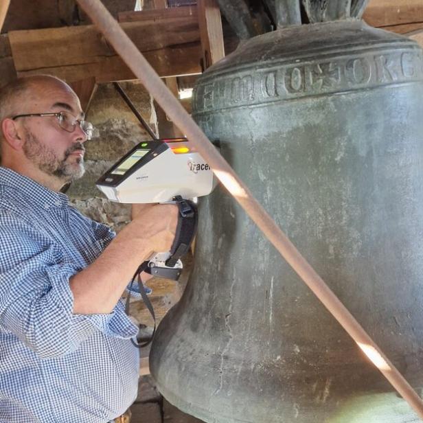 Mathias Mehofer mit dem  Röntgenfluoreszenzgerät an der Friedensglocke.