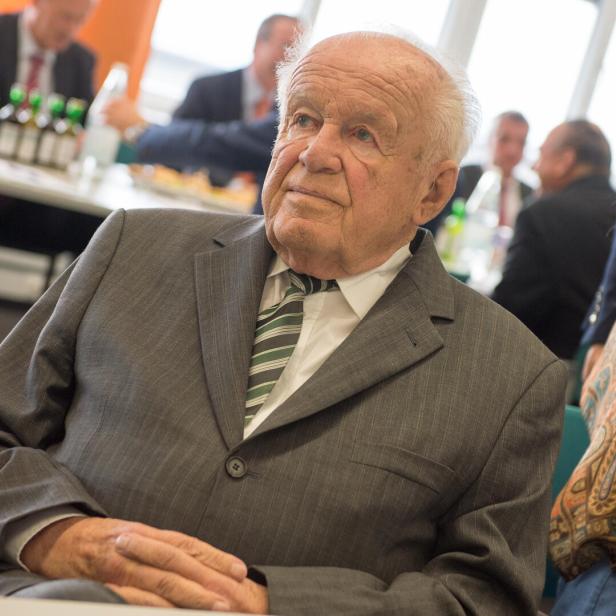 Zeigt Altlandeshauptmann Ratzenböck.