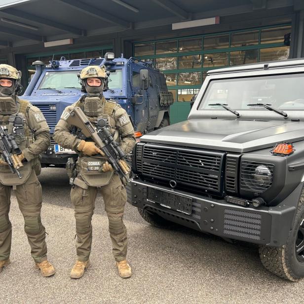 Cobra-Einsatzbeamte mit dem blauen „Survivor“ und dem kleineren Panzerwagen  „Enok“ (re.).