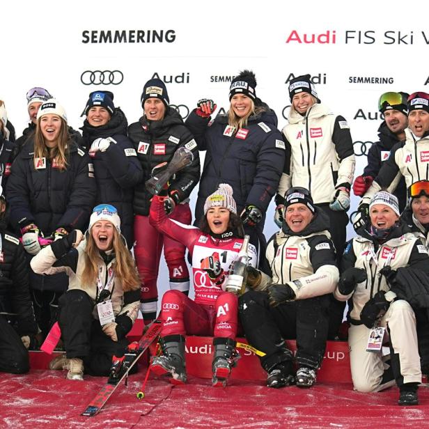 Siegerfoto ÖSV-Star Julia Scheib mit Team am Semmering