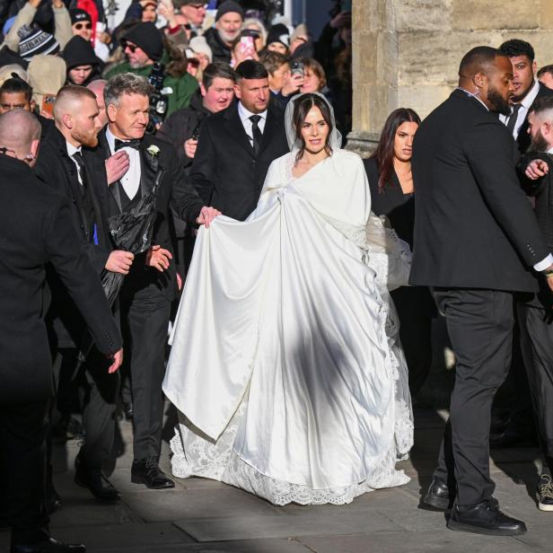 Eine Frau im Hochzeitskleid mit der Hochzeitsgesellschaft