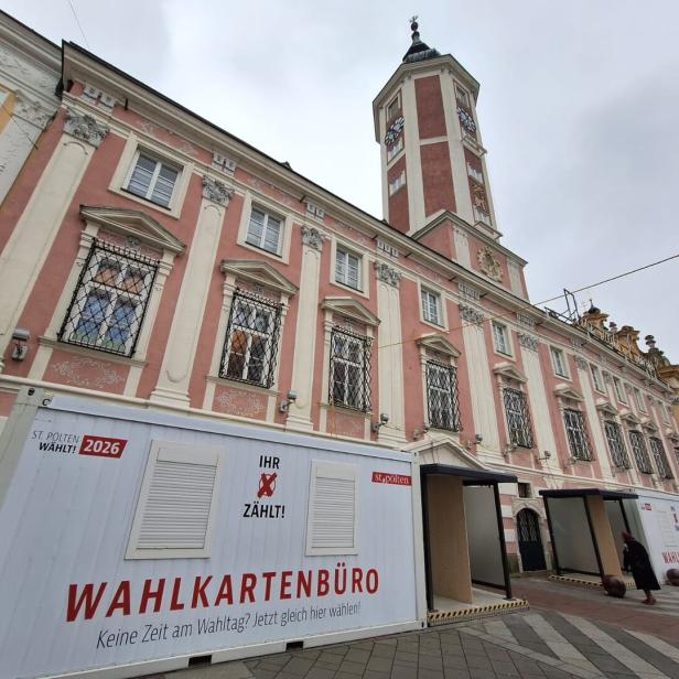 Vor dem Rathaus St. Pölten steht ein Wahlkartenbüro-Container.