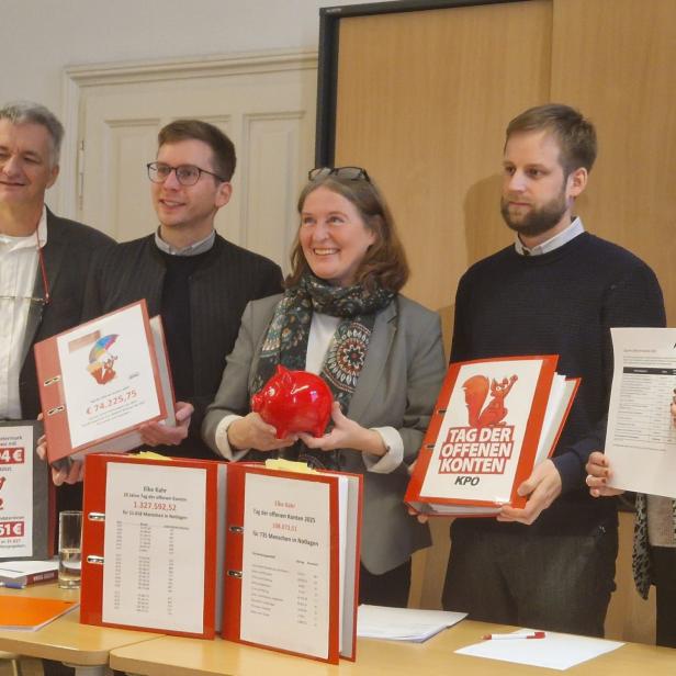 Zwei Frauen und drei Männer halten Ordner und Sparschwein 