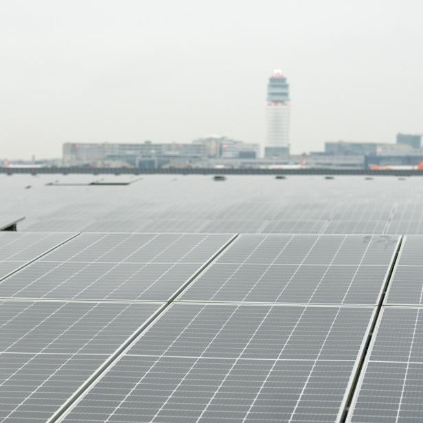 ++ THEMENBILD ++ PHOTOVOLTAIKANLAGE / PV-ANLAGE / PHOTOVOLTAIKMODULE / SOLARPANELE / SOLARENERGIE / ENERGIE / STROM