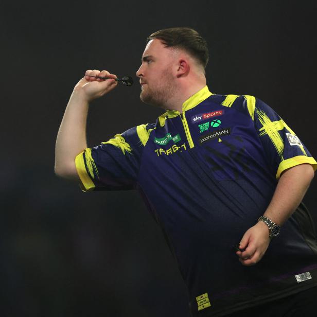Luke Littler wirft einen Darts-Pfeil.