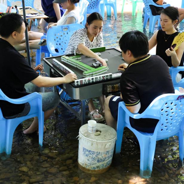 Chinesen spielen Mahjong