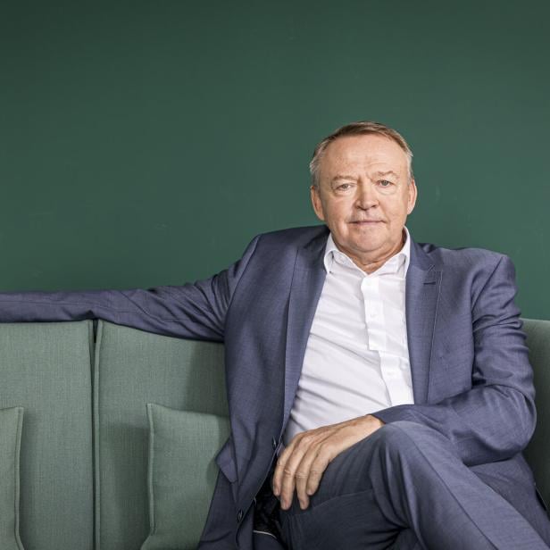 Johann Marchner, Wienerberger Österreich Geschäftsführer, auf einem Sofa.