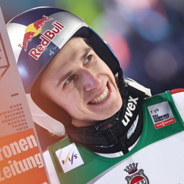 Daniel Tschofenig lehnt sich an seine Ski und freut sich offensichtlich über einen guten Sprung.