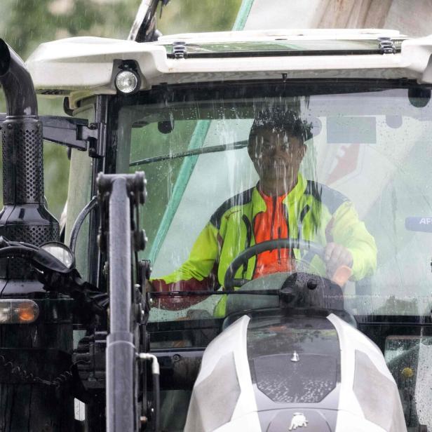 Landwirt am Steuer eines Traktors.