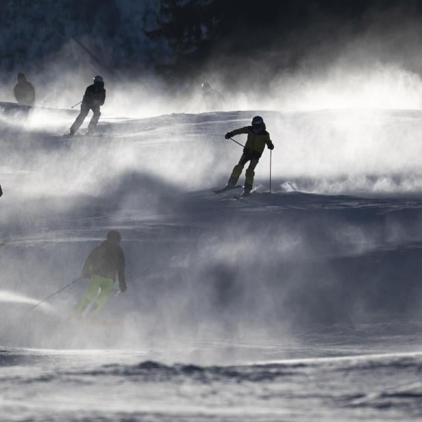 Mehrere Skifahrer auf einer Piste