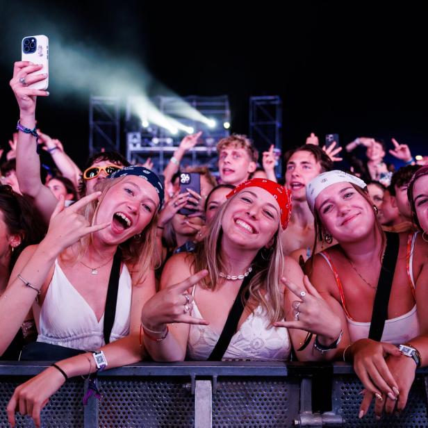 Eine Aufnahme von der Menge beim BHZ Konzert des Frequency. Im Fokus stehen die feiernden, jungen Frauen in der ersten Reihe.