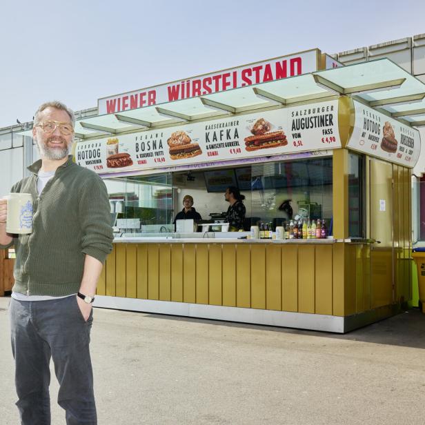 Mike Lanner vor seinem Wiener Würstelstand in der Spittelau