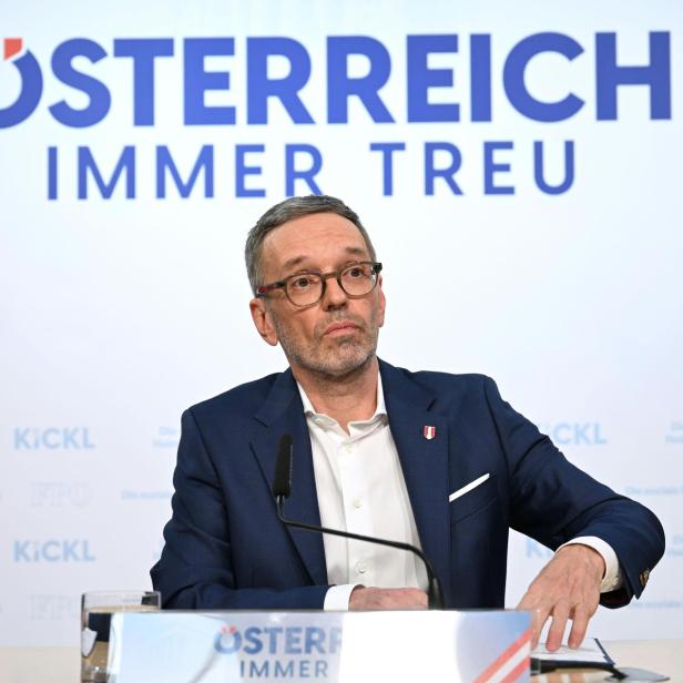Herbert Kickl spricht vor einem Hintergrund mit der Aufschrift "Österreich immer treu".