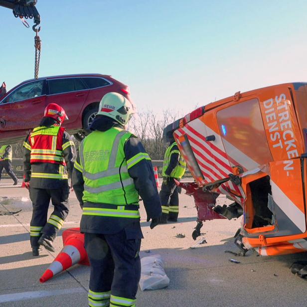 ++ HANDOUT ++ NIEDERÖSTERREICH: PKW PRALLTE GEGEN STRECKENDIENSTAUTO - DREI VERLETZTE AUF DER A2