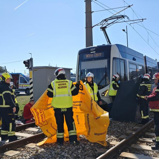 ++ HANDOUT ++ NIEDERÖSTERREICH: SENIORIN IN WIENER NEUDORF VON BADNER BAHN ERFASST UND GETÖTET