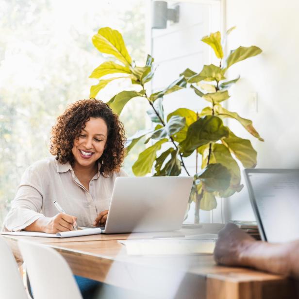 Frau arbeitet am Computer